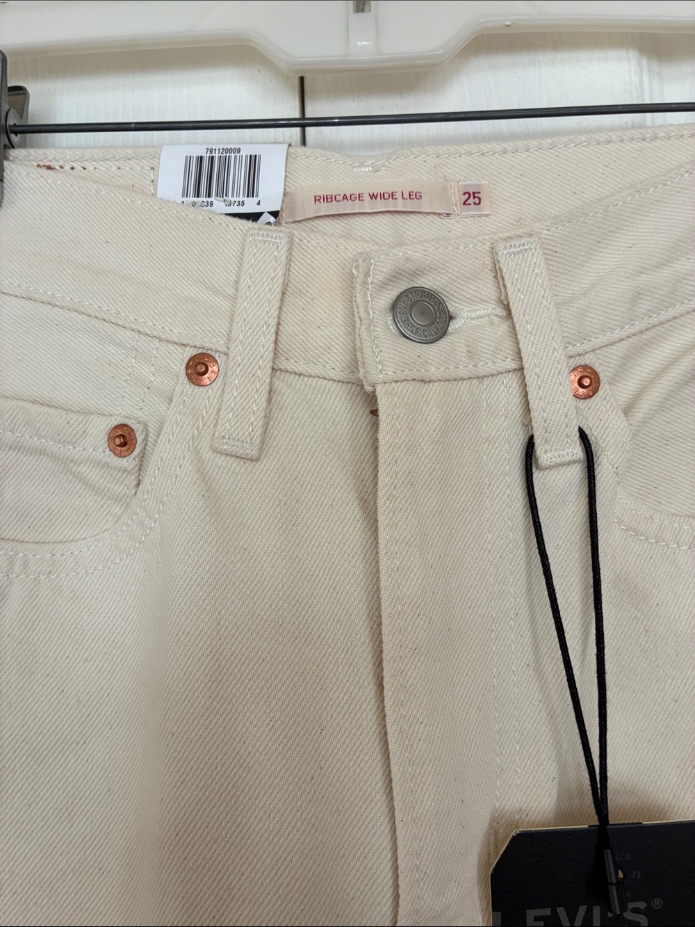 New Levi’s Premium Ribcage Wide leg inseam 31” - Picture 2 of 6